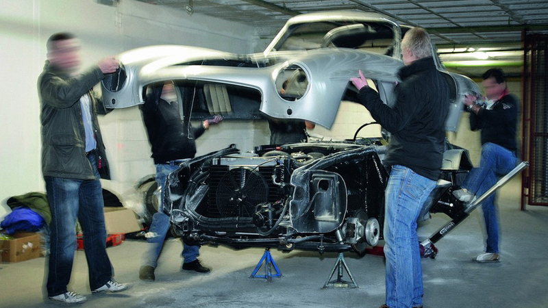 Illustration for article titled Watch Mercedes-Benz Destroy An Illegal 300SL Replica